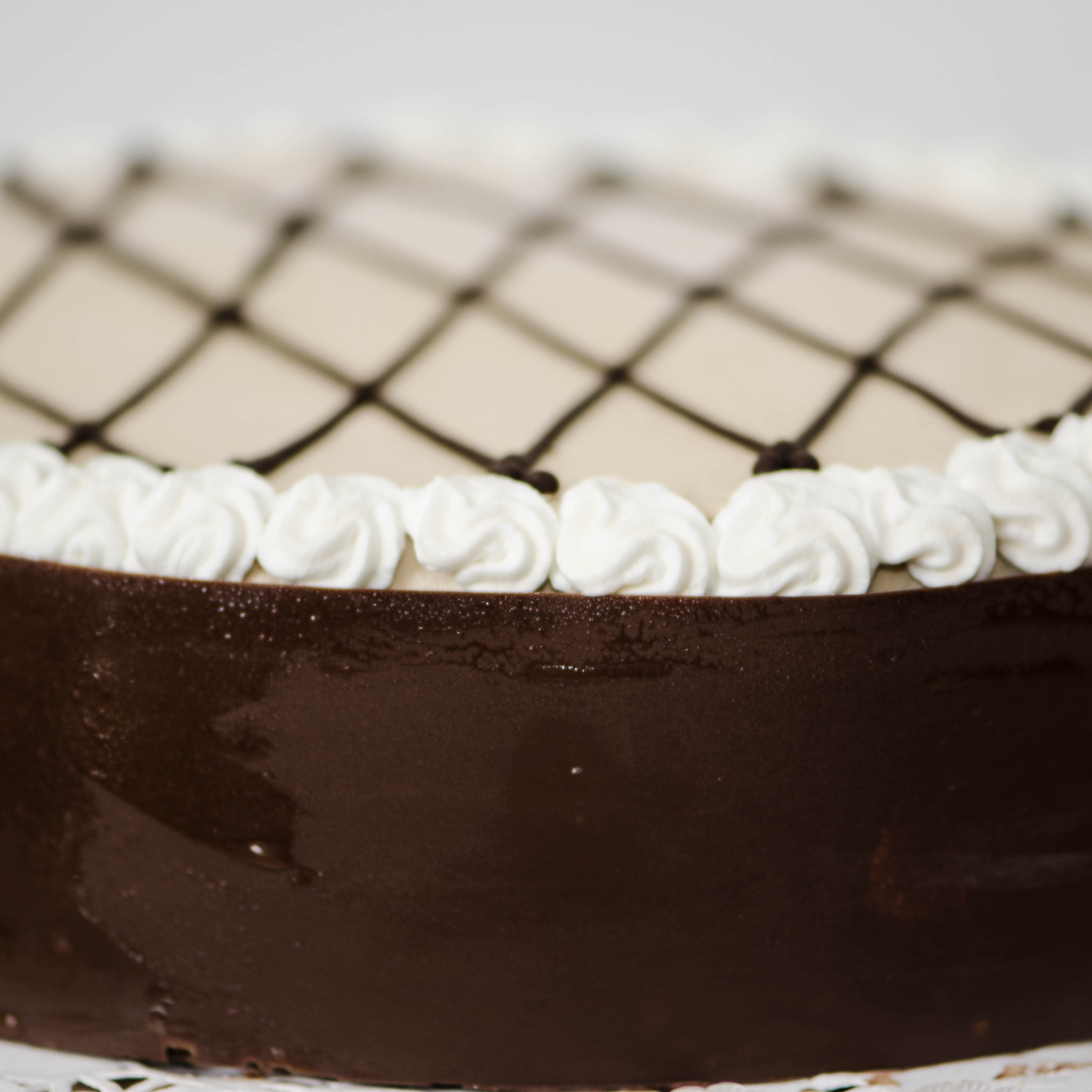 עוגת שוקולד,קצפת מוקה, זפונאז' שקדים ומוס שוקולד